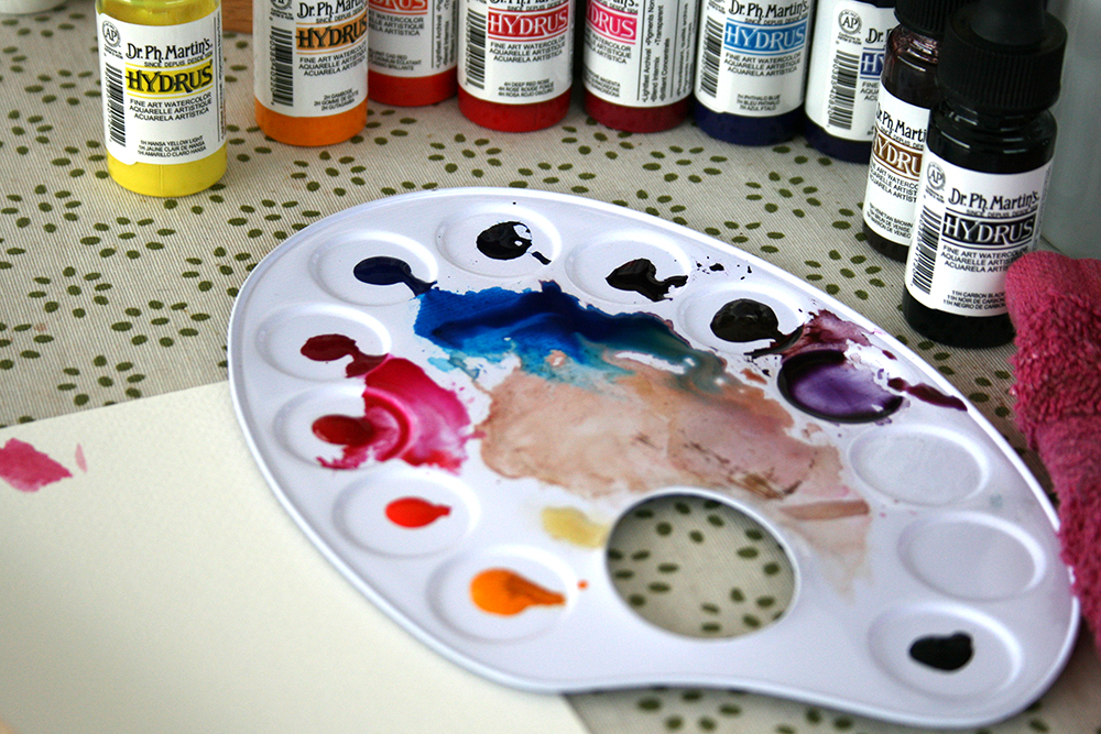 Palette garnie de couleurs d'aquarelle liquide Hydrus