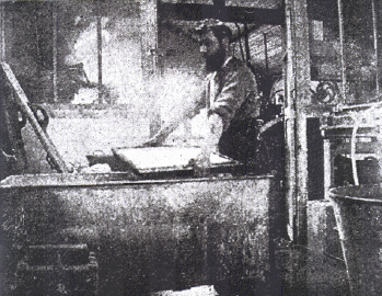 Ouvrier couchant une feuille de papier Montval