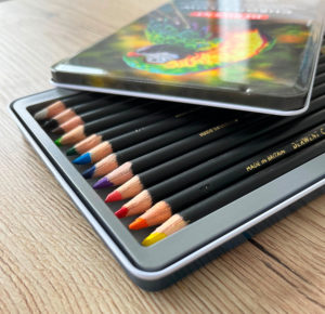Crayons Professionnels Dessin Crayons De Couleur Derwent Chromaflow - Boîte De 36 - Mines Tendres 3,5mm - Faciles à Estomper - Professionnel Crayon De Couleurs Enfant